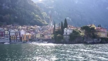 Varenna kasabasının antik kıyı şeridi. İtalya, Como Gölü