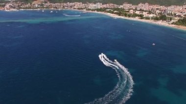 Budva kıyılarına doğru giden bir motorlu teknenin drone görüntüsü
