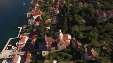 Prcanj 'da Meryem' in Doğumu Kilisesi 'nin çarmıha gerilmiş çatısı.