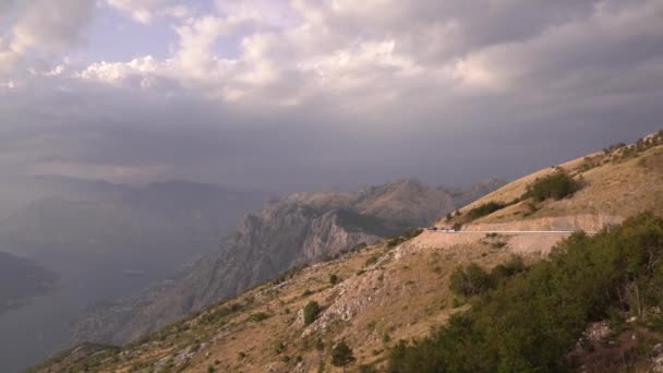 Vista panoramica delle nuvole bianche nel cielo blu sulla baia di Kotor — Video Stock