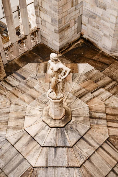 Estatua de una mujer desnuda sobre un pedestal en el Duomo. Italia, Milán — Foto de Stock