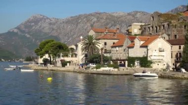 Perast sahil şeridinin antik taş evleri. Karadağ