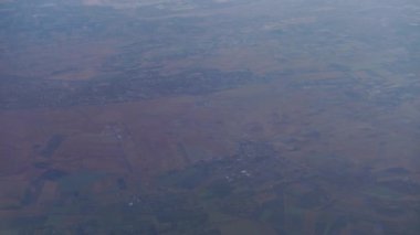 Aşağıdaki tarım alanının penceresinden görünüm