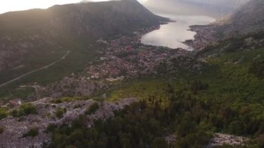 Güneş ışığında dağların arasındaki körfez. Üst görünüm