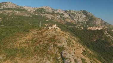 St. Sava Kilisesi 'nin yüksek bir dağdaki insansız hava aracı görüntüsü. Karadağ