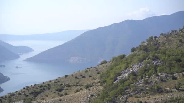 Blick von den Bergen auf die Bucht von Kotor und die Küste von Perast. Montenegro — Stockvideo