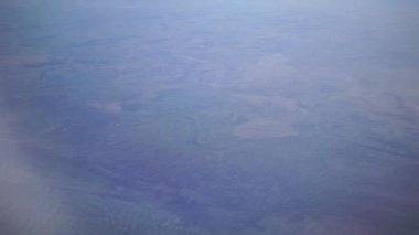 Uçak penceresinden yere bak.