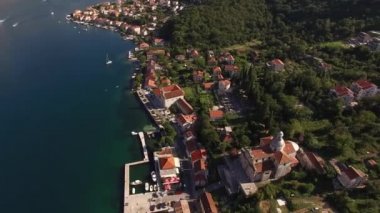 Yeşillik ve eski evlerle çevrili Bakire İsa 'nın Doğumu Kilisesi. Prcanj, Karadağ