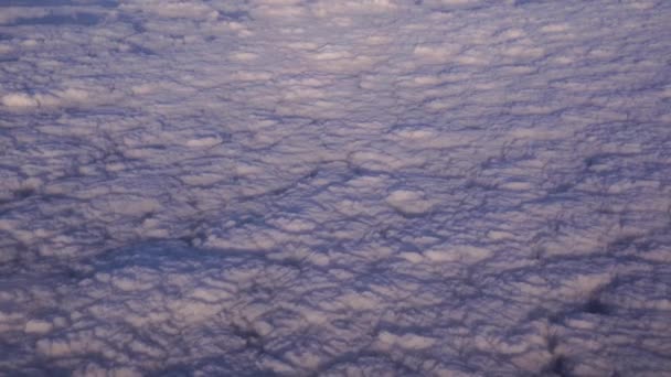 Vista da janela do avião para o céu acima das nuvens cumulus — Vídeo de Stock