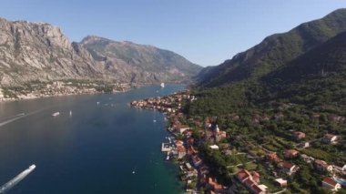 Kotor Körfezi kıyısında kırmızı çatıları olan eski evler.