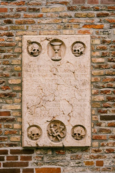 Inscripción del cementerio en la iglesia. Munich, Alemania — Foto de Stock