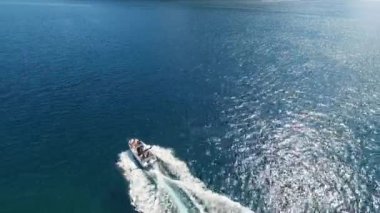 Perast yakınlarındaki adaların arka planına karşı Kotor Körfezi boyunca yelken açar.