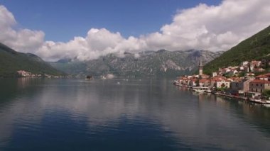 Perast sahilinde kırmızı kiremitli çatıları olan taş evler. Karadağ