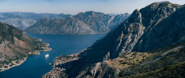 Kotor Körfezi ve Lovcen Dağı 'nın zirvesinden sahile. Karadağ