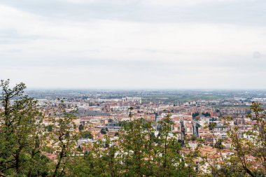 Bergamo 'nun ağaçların arasından görünüşü. İtalya
