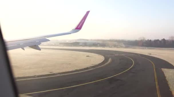 Het vliegtuig landt op de landingsbaan. Uitzicht vanuit de patrijspoort — Stockvideo