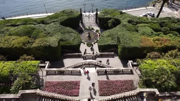 科莫湖畔卡洛塔别墅入口前面有一个喷泉的公园顶部视图。意大利 — 图库视频影像