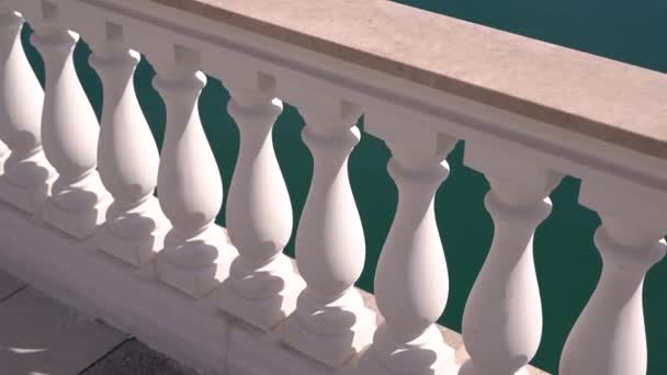 Каменные перила над набережной в гавани Луштицы — стоковое видео