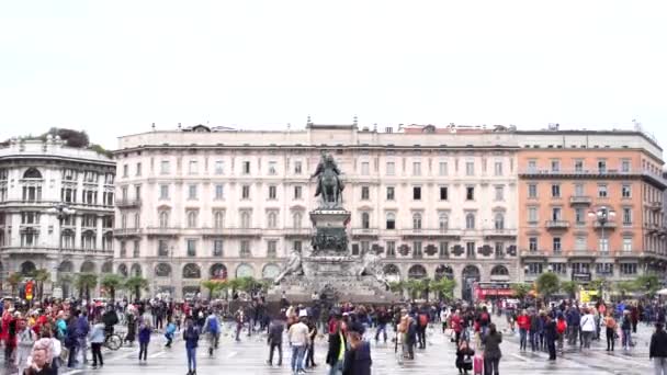 Un sacco di persone stanno camminando intorno a Piazza Duomo. Milano, Italia — Video Stock