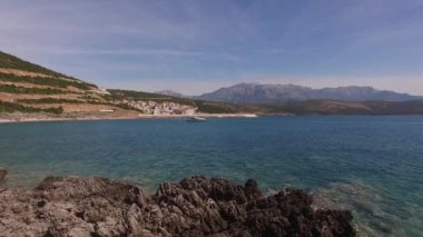 Lustica Körfezi 'nin temiz suyla drone görüntüsü