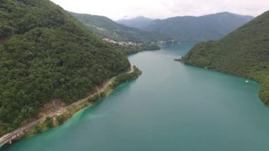 Dağların arasındaki Piva Gölü. İHA