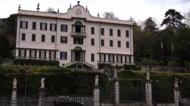 Metal çitleri ve güzel bahçesi olan Villa Carlotta. Como Gölü. İtalya