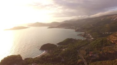 Kotor Körfezi, Sveti Stefan Adası ve yeşil dağların insansız hava aracı görüntüsü