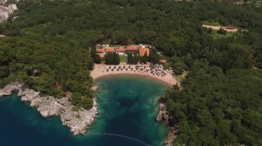 Queens Beach lagününün arkasında Milocer villası var. İHA