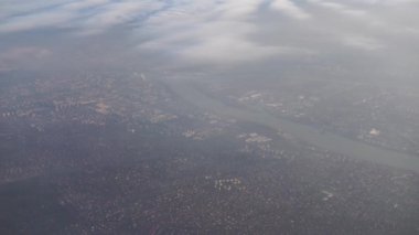 Şehir ve nehir manzaralı yeşil alanlar.