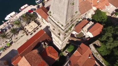 St. Nicholas Kilisesi 'nin eski çan kulesinin insansız hava aracı görüntüsü. Perast, Karadağ