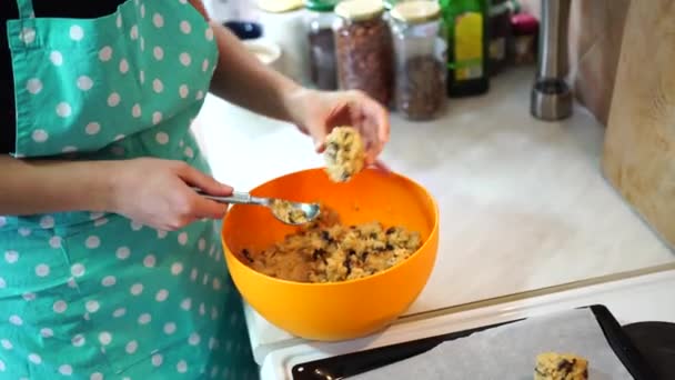 Размещение американского шоколадного печенья на хлебопекарном листе — стоковое видео