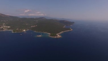 Kotor Körfezi 'nin ağzının havadan görünüşü