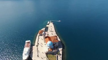 Turistler Gospa od Skrpjela adasındaki kilisenin etrafında dolaşıyorlar. İHA