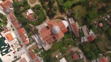 Prcanj kasabasındaki Bakire İsa 'nın Doğumu Kilisesi' nin çatısındaki İHA 'dan görüntü