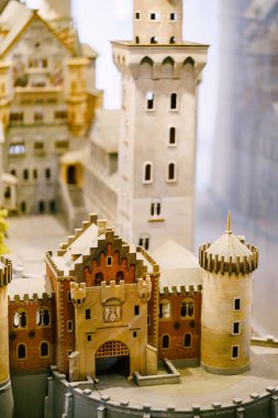 Neuschwanstein Kalesi 'nin merkez girişindeki minyatür kapı.