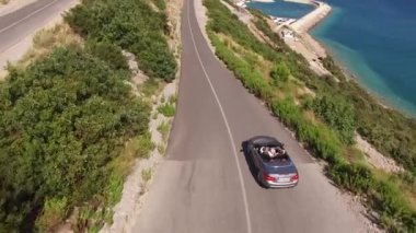 Araba Lustica körfezinin yukarısındaki otoban boyunca gidiyor. İHA