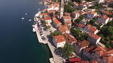 Antik evlerin havadan görünüşü ve setin üzerindeki Perast çan kulesi.