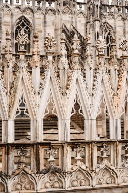 Duomo 'nun çatısında kuleler var. Milan, İtalya