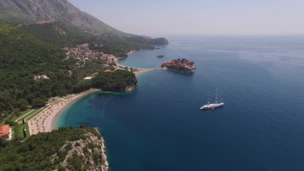 Drone vista de la isla de Sveti Stefan cerca de Milocer villa — Vídeos de Stock