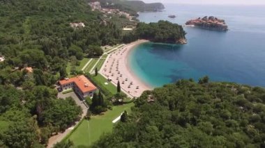 Queens Sahili yakınlarındaki Villa Milocer 'ın insansız hava aracı görüntüsü Sveti Stefan Adası' nın arka planına karşı