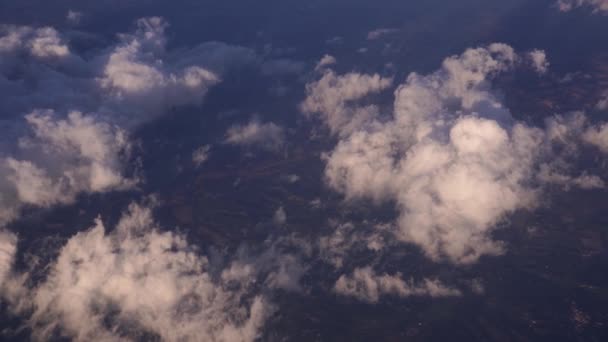 Білі хмари в небі над землею. Вид збоку літака — стокове відео