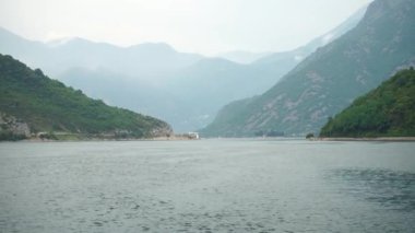 Feribottan körfeze kadar dağların arka planına bak.