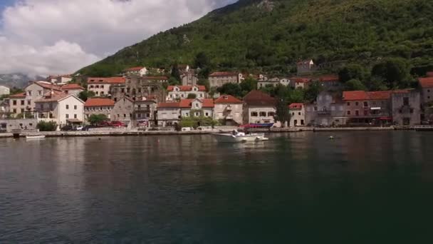 Perast nabrzeża u podnóża zielonych gór. Czarnogóra — Wideo stockowe