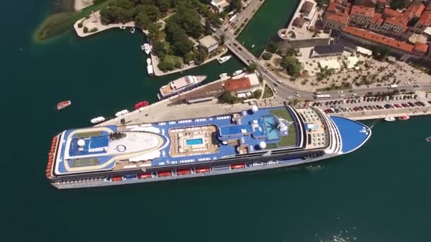 Navio de cruzeiro de luxo fica ao largo da costa da cidade velha de Kotor — Vídeo de Stock