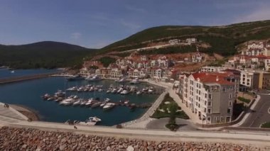 Lustica Körfezi 'ndeki Marina Village binalarının insansız hava aracı görüntüsü