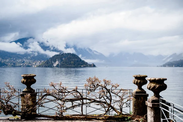 Jarrones de piedra sobre pedestales en una terraza sobre el Lago de Como. Villa Monastero, Italia — Foto de Stock