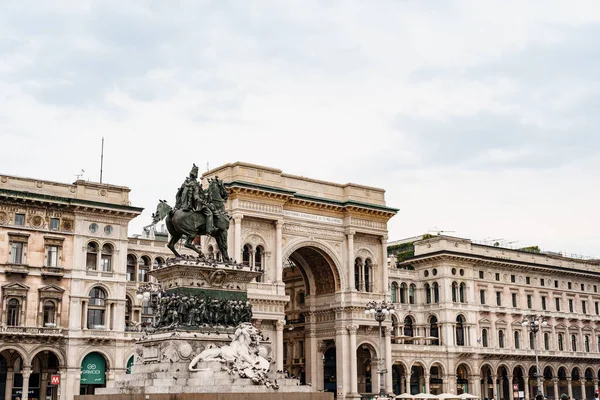 Конная статуя Виктора Эммануила II на площади Дуомо. Милан, Италия — стоковое фото