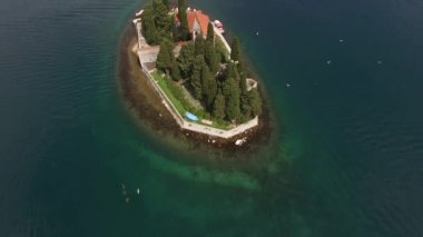 Martılar St. George adasının üzerinde uçar. Karadağ