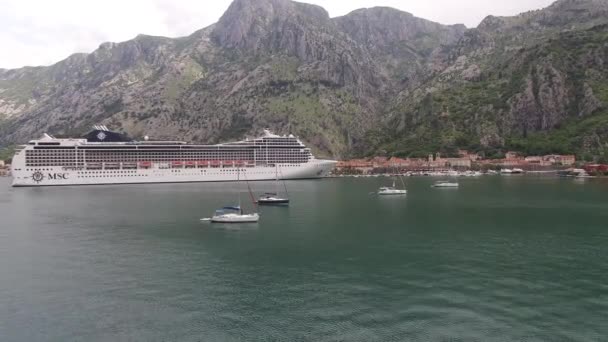 Pemandangan dari laut ke kota tua Kotor di Montenegro — Stok Video