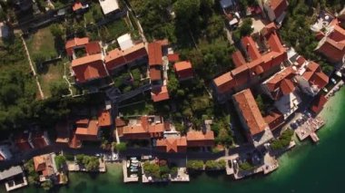 Körfezin kıyısındaki Prcanj evlerinin eski çatılarının havadan görünüşü. Karadağ